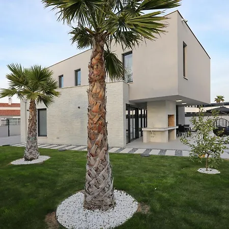 Vila Luxury 034 With Heated Pool