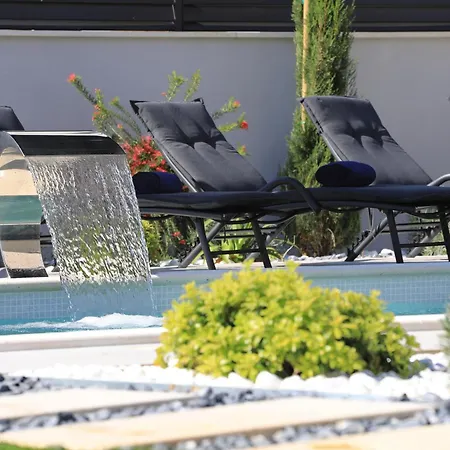 Vila Luxury 034 With Heated Pool